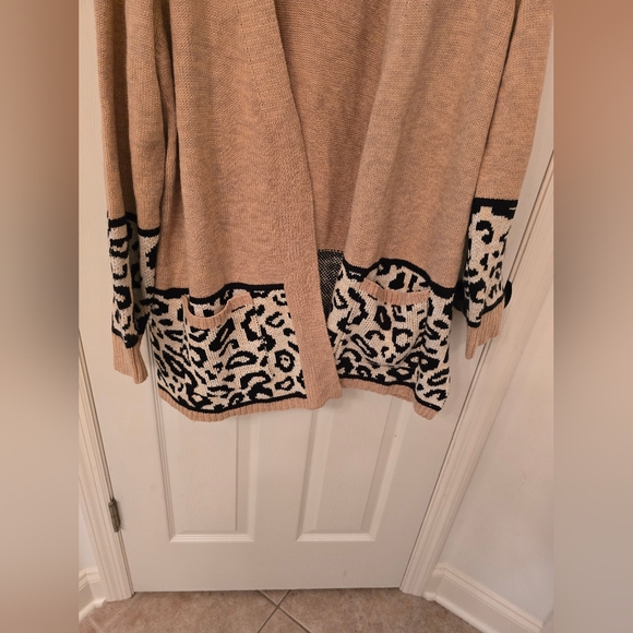 Women's Allie & Rob animal print deep pockets cardigan size Lg - Picture 2 of 9